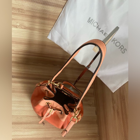 💥😍SUPER  MICHAEL KORS BUCKET DOTTIE COLOR BLOCK GRAPEFRUIT & PINK LEATHER BAG - Picture 3 of 15